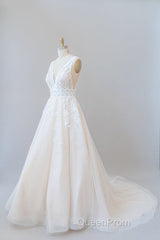 Elegant Long A-line V-neck Appliques Lace Tulle Backless Wedding Dresses