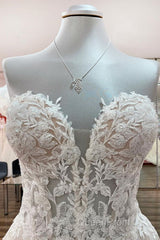 Beautiful Long A-line Strapless Tulle Ivory Wedding Dresses with Appliques Lace