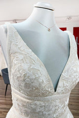 Elegant Long Princess V-neck Tulle Backless Wedding Dresses with Lace